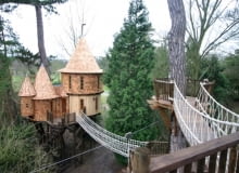 Dom na drzewie, zamieszkać w domu na drzewie, jak wybudować domek na drzewie, ciekawy domek na drzewie