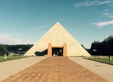 <B> Do wyśmiewanej pastelozy i szyldozy w Polsce można dodać miłość do imitowania historycznych stylów architektonicznych. Społeczność fanpage'u <a href='https://www.facebook.com/POLISZ.ARKITEKCZER/ '>Polisz ArKITekczer </a> wytropiła rodzime piramidy, imitacje greckich świątyń i rzymskie łuki triumfalne.</B> <br/> <br/> Od kiczu aż cisną się łzy do oczu. Nie wiadomo tylko, czy z płaczu czy ze śmiechu. Okazuje się, że nad Wisłą piramidy nie wyszły z mody! Piramida Horusa znajduje się we wsi o wdzięcznej nazwie Poźrzadło w okolicach Świebodzina (tak, to tu stoi też gigantyczny Chrystus). W środku urządzane są wesela, przyjęcia i spotkania biznesowe. Na co dzień w piramidzie działa restauracja. Od kiczu aż cisną się łzy do oczu. Nie wiadomo tylko, czy z płaczu czy ze śmiechu. Okazuje się, że nad Wisłą piramidy nie wyszły z mody! Piramida Horusa znajduje się we wsi o wdzięcznej nazwie Poźrzadło w okolicach Świebodzina (tak, to tu stoi też gigantyczny Chrystus). W środku urządzane są wesela, przyjęcia i spotkania biznesowe. Na co dzień czynna jest również restauracja.