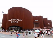 Australia. Wielka struktura zaprojektowana przez formy Wood Marsh i Think!OTS przypomina rdzawym kolorem i kształtem jedną z największych atrakcji turystycznych Australii, obiekt z listy światowego dziedzictwa UNESCO - górę Uluru. Skojarzenie to nie jest jednak dosłowne i w ramach grupy pawilonów, odnoszących się do zabytków lub krajobrazów krajów Australia zdecydowanie prowadzi. Z naturalnej inspiracji powstał wysokiej klasy projekt świetnej architektury. Australia. Wielka struktura zaprojektowana przez formy Wood Marsh i Think!OTS przypomina rdzawym kolorem i kształtem jedną z największych atrakcji turystycznych Australii, obiekt z listy światowego dziedzictwa UNESCO - górę Uluru. Skojarzenie to nie jest jednak dosłowne i w ramach grupy pawilonów, odnoszących się do zabytków lub krajobrazów krajów Australia zdecydowanie prowadzi. Z naturalnej inspiracji powstał wysokiej klasy projekt świetnej architektury.