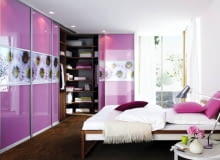 SYSTEM I PROFILE ALUMINIOWE. Nadruk fotograficzny na szklanych frontach jest nowością na rynku. Może to być wstawka wys. 60 cm lub nadruk na całej powierzchni. Na zdjęciu: szafa z frontami ze szkła lacobel, z grafiką MG02, profile aluminiowe; dwa skrzydła do szafy szer. 200 cm, wys. 250 cm, 2900 zł netto, Drzwi Przesuwane