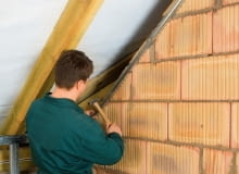 Mocowanie profilu UD do ściany szczytowej. Umieszcza się go równolegle do wytyczonego skosu, uwzględniając długość wieszaków i grubość płyt