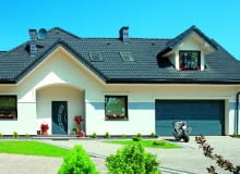 Wygląd bramy to nie wszystko, przed wyborem warto przemyśleć też jej funkcjonalność, czyli odpowiednie dopasowanie do naszych potrzeb brama garażowa