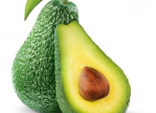 Owoce wielu odmian awokado po dojrzeniu nadal są zielone. Pod skórką mają kremowy miąższ i pestkę w cienkiej łupince. Ważą 170-200g.
