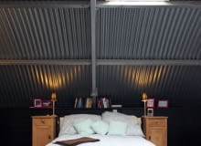 Sypialnia w mieszkaniu Glenn'a Garriock design, wnętrza, inspiracje