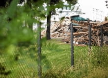 Na czas prowadzenia prac budowlanych działka musi zostać zabezpieczona przed dostępem osób postronnych j27.06.2011 LODZ , ZABYTKWY DWOREK ZBURZONY NA ULICY ZGIERSKIEJ 213 .FOT. MARCIN STEPIEN / AGENCJA GAZETA