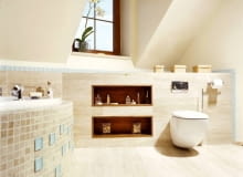 Przykład 1. Szerokie półki pod skosami zbudowano z płyt gipsowo-kartonowych. Wykończono je takim samym trawertynem jak ściany. Wnęki obłożono odpornym na działanie wilgoci drewnem tekowym. Przykład 1. Szerokie półki pod skosami zbudowano z płyt gipsowo-kartonowych. Wykończono je takim samym trawertynem jak ściany. Wnęki obłożono odpornym na działanie wilgoci drewnem tekowym.