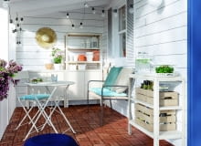 Drewniane skrzynki, dużo kwiatów i doniczki, a nawet słomiany kapelusz jako element dekoracji tworzą sielski klimat. Drewniane skrzynki, dużo kwiatów i doniczki, a nawet słomiany kapelusz jako element dekoracji tworzą sielski klimat.