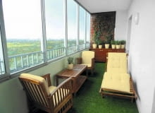 Zabudowa balkonów. Ten balkon ma na całej długości zamontowane okna. Gdy jest ciepło - można go wietrzyć. Zainstalowane ogrzewanie pozwala na uprawę roślin i odpoczynek tu także zimą Zabudowa balkonów. Ten balkon ma na całej długości zamontowane okna. Gdy jest ciepło - można go wietrzyć. Zainstalowane ogrzewanie pozwala na uprawę roślin i odpoczynek tu także zimą