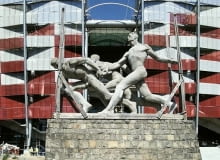 Rzeźba "Sztafeta" przed Stadionem Narodowym - relikt dawnego stadionu