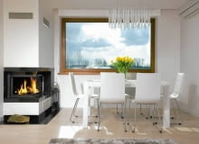 Na pierwszy rzut oka stonowana, spokojna kolorystyka wygląda jak rama otaczająca czarne elementy wystroju. Gdy uważniej przyjrzymy się aranżacji tego wnętrza, dostrzeżemy znacznie więcej obrazów. I wcale nie chodzi o dzieła sztuki na ścianach. <BR /> DOM. Dom urządzono w odcieniach bieli ożywionych czarnymi akcentami. W dużym oknie w kącie jadalnym, stanowiącym ramę dla sielskiego widoku, nie ma zasłon. W razie potrzeby gospodarze opuszczają roletę rzymską z delikatnej tkaniny. Na pierwszy rzut oka stonowana, spokojna kolorystyka wygląda jak rama otaczająca czarne elementy wystroju. Gdy uważniej przyjrzymy się aranżacji tego wnętrza, dostrzeżemy znacznie więcej obrazów. I wcale nie chodzi o dzieła sztuki na ścianach. <BR /> DOM. Dom urządzono w odcieniach bieli ożywionych czarnymi akcentami. W dużym oknie w kącie jadalnym, stanowiącym ramę dla sielskiego widoku, nie ma zasłon. W razie potrzeby gospodarze opuszczają roletę rzymską z delikatnej tkaniny.