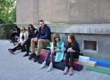 Przyzba "Architekci prekursorskich modernistycznych osiedli społecznych mieli świadomość, że większość przyszłych mieszkańców to pierwsza miejska generacja, która wprowadzi się do miasta wraz ze swoimi potrzebami i przyzwyczajeniami. Myśląc o nowej wspólnocie ułatwiali miejską adaptację, tworząc przestrzeń społeczną z przydomowymi elementami małomiasteczkowych ulic i wiejskiej zabudowy. Podwórze wymiarowali krokiem malucha idącego do przedszkola i wzrokiem staruszka wysiadującego na przyzbie. Na osiedlowym dziedzińcu ważne było przedproże przytrzymujące sąsiadów na krótką pogawędkę, bramki do rozwieszania prania, urządzenia dziecięce, lustro przy wyjściu dla zabieganych w obejściu, okienko z sieni dla wypatrujących listonosza, wysoki próg przy kurzącej się ulicy, balustrady z miejscem na skrzynki kwiatowe i kosze na odstawianie zakupów przy furtce. Na skutek procesu industrializacji, po dekadach standaryzacji, unifikacji i banalizacji atrybuty przestrzeni społecznej zanikły, zostały same bloki. Przywracamy przyzbę do przestrzeni społecznej." Przyzba "Architekci prekursorskich modernistycznych osiedli społecznych mieli świadomość, że większość przyszłych mieszkańców to pierwsza miejska generacja, która wprowadzi się do miasta wraz ze swoimi potrzebami i przyzwyczajeniami. Myśląc o nowej wspólnocie ułatwiali miejską adaptację, tworząc przestrzeń społeczną z przydomowymi elementami małomiasteczkowych ulic i wiejskiej zabudowy. Podwórze wymiarowali krokiem malucha idącego do przedszkola i wzrokiem staruszka wysiadującego na przyzbie. Na osiedlowym dziedzińcu ważne było przedproże przytrzymujące sąsiadów na krótką pogawędkę, bramki do rozwieszania prania, urządzenia dziecięce, lustro przy wyjściu dla zabieganych w obejściu, okienko z sieni dla wypatrujących listonosza, wysoki próg przy kurzącej się ulicy, balustrady z miejscem na skrzynki kwiatowe i kosze na odstawianie zakupów przy furtce. Na skutek procesu industrializacji, po dekadach standaryzacji, unifikacji i banalizacji atrybuty przestrzeni społecznej zanikły, zostały same bloki. Przywracamy przyzbę do przestrzeni społecznej."