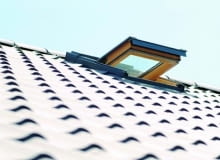 Okna połaciowe zapewniają dużo światła - do 40% więcej niż tej samej wielkości okna w lukarnach. Odpowiednio osadzone i uszczelnione są tak samo szczelne jak okna montowane pionowo. Okna połaciowe zapewniają dużo światła - do 40% więcej niż tej samej wielkości okna w lukarnach. Odpowiednio osadzone i uszczelnione są tak samo szczelne jak okna montowane pionowo.