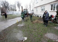 Pęknięta rura zawsze oznacza kłopoty. 19.01.2009 WARSZAWA UL. ZWIRKI I WIGURY 19 PEKNIETA RURA , ZALANE GARAZE FOT. WOJCIECH OLKUSNIK / AGENCJA GAZETA