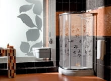 Kabiny narożne wśród gotowych zestawów cieszą się dużą popularnością, gdyż zajmują w łazience niewiele miejsca kabina prysznicowa