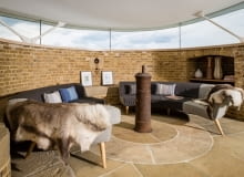 Wystrój jest stylowy i niezwykle komfortowy W starej wieży obronnej urządzili niewiarygodne mieszkanie