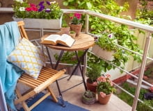 Jak urządzić mały balkon? Te triki pomogą stworzyć salon na świeżym powietrzu Jak urządzić mały balkon? Te triki pomogą stworzyć salon na świeżym powietrzu