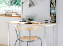 <B>Nie wyrzucajmy bez zastanowienia wszystkich niepotrzebnych rzeczy - może uda się w nie tchnąć nowe życie? Stare podkoszulki, puszki, rury i płyty CD nasza stylistka zmieniła w przydatne, a do tego efektowne przedmioty. Popatrzcie, jak to zrobiła.</B> <BR />STOLIK Z RUR 1. Potrzebne są kawałki rury o śr. 50&#8200;mm: 4&#8200;x 45 cm (nogi), 2&#8200;dł. 70 cm (poprzeczki), 4 x 14 cm (krótsze poprzeczki) oraz 12&#8200;trójników. 2. Na rury dł. 70 cm nakładamy trójniki, a na nie - z jednej strony kolejny trójnik, z drugiej rurę dł. 14 cm i znów trójnik. Do tak powstałej podstawy dokładamy rury 45 cm (nogi) i&#8200;robimy to samo co przy podstawie. Odpiłowujemy wystające 'ramiona' trójników i całość malujemy lub szlifujemy papierem ściernym. 3. Nakładamy blat 100 x 45 cm; można go dodatkowo zamocować wkrętami.