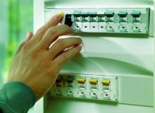 Rozdzielnica zawiera aparaty służące do rozdziału, a także łączenia obwodów, urządzenia sterownicze oraz zabezpieczenia. Z jednej strony przyłącza się do niej kabel poprowadzony od skrzynki z licznikiem, a z drugiej - obwody