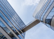 Wśród wyróżników zrealizowanych budynków Fabryczna Office Park na uwagę z pewnością zasługują zaokrąglone narożniki wykonane ze szkła.