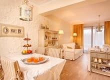 <B>Moda przemija, styl pozostaje - te słowa słynnej projektantki strojów można odnieść również do wystroju wnętrz. Bo to nie kosztowne meble i dodatki, nie aranżacja zgodna z najnowszymi trendami, ale właśnie styl decyduje o charakterze naszych mieszkań i sprawia, że zapadają nam one w pamięć.</B> <BR /><B>Toskański.</B> Aby go odtworzyć wystarczy właściwie kolorystyka - jasne żółcie, ugry, złamana biel. Meble nie muszą pochodzić z tego regionu. Nadadzą się wszystkie o ponadczasowych formach (tzw. prowincjonalne) pomalowane białą czy kremową farbą albo pozostawione w naturalnym kolorze drewna. UWAGA ! PONOWNA PUBLIKACJA WYLACZNIE ZA ZGODA WLASCICIELI 07.03.2009 , GDANSK MIESZKANIE W BLOKU - WNETRZA , POKOJ DZIENNY STYLIZACJA MARIANNA BAUMAN FOT. RADOSLAW WOJNAR PUBLIKACJA CZTERY KATY NR 7 (213) - 7 2009 SLOWA KLUCZOWE: WNETRZE ARCHITEKTURA ZDJĘCIE DO WKŁADKI: PUBLIKACJA CZTERY KATY NR 7 (213) - CZASOPISMA