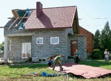 Dach zniszczony przez wichurę Dach zniszczony przez wichurę