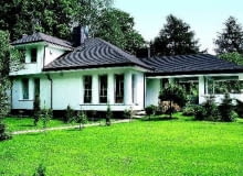 Rozbudowana bryła wymaga dużej działki i sprzyja zachowaniu ludzkiej skali domostwa Rozbudowana bryła wymaga dużej działki i sprzyja zachowaniu ludzkiej skali domostwa