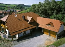 Rozbudowane dachy wyglądają często ładnie, ale trzeba pamiętać, że oznaczają większe koszty aranżacji wnętrza, ale także koszty wzniesienia całej dach spadzisty,stromy dach,dom jednorodzinny