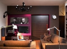 Wiodące do gabinetu przesuwane drzwi wyglądają jak wnęka. Ścianę wokół nich częściowo obudowano płytami, a częściowo pomalowano na jaskrawy kolor. POKOJ DZIENNY WNETRZA