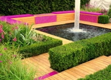 O uroku tego ogrodowego zakątka decyduje oszczędna geometria kształtów wszystkich elementów, oryginalny dobór barw i plusk fontanny. O uroku tego ogrodowego zakątka decyduje oszczędna geometria kształtów wszystkich elementów, oryginalny dobór barw i plusk fontanny.