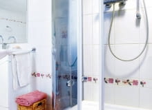 <B>Przeciekają drzwi kabiny prysznicowej? To znak, że trzeba wymienić starą uszczelkę. Pokazujemy, jak to zrobić.</B> <BR />Potrzebne materiały i narzędzia: uszczelka, nożyk uniwersalny, preparat do usuwania kamienia i pleśni z urządzeń łazienkowych, flamaster. 15.04.2007 WARSZAWA WYMIANA USZCZELKI W KABINIE PRYSZNICOWEJ DLA CZASOPISMA CZTERY KATY FOT. ARKADIUSZ SCICHOCKI / AGENCJA GAZETA