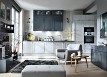 SUBTELNIE OZŁOCONE. Eleganckie szarości nabrały blasku dzięki złotym i srebrnym dodatkom, użytym w odpowiedniej proporcji. Na zdjęciu kuchnia na wymiar Senso Kitchens, 43rd Luvak Avenue. SUBTELNIE OZŁOCONE. Eleganckie szarości nabrały blasku dzięki złotym i srebrnym dodatkom, użytym w odpowiedniej proporcji. Na zdjęciu kuchnia na wymiar Senso Kitchens, 43rd Luvak Avenue.