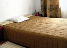 PRZED ZMIANĄ. Do niewielkiej sypialni właścicielka wstawiła jedynie łóżko. Przykryła je pikowaną narzutą w tabaczkowym kolorze. Z tkaniny o takim samym odcieniu uszyła zasłony.