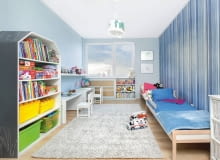 Na ścianach króluje teraz niebieski kolor w kilku odcieniach. Jedną z nich oklejono pasiastą tapetą; pozostałe są pomalowane jasnobłękitną farbą. Lampa sufitowa, z abażurem ozdobionym malowidłami dzieci, jest ta sama co przedtem. Na ścianach króluje teraz niebieski kolor w kilku odcieniach. Jedną z nich oklejono pasiastą tapetą; pozostałe są pomalowane jasnobłękitną farbą. Lampa sufitowa, z abażurem ozdobionym malowidłami dzieci, jest ta sama co przedtem.