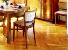 Drewniana podłoga wygląda efektownie i jest trwała. Jednak z czasem mogą się na niej pojawić drobne uszkodzenia. Podpowiadamy, co zrobić, jeśli w często użytkowanych miejscach - na przykład wokół stołu lub w wejściu do pokoju - pojawią się rysy lub odpryski. UWAGA PONOWNA PUBLIKACJA ZA ZGODA WLASCICIELI