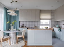 Duża kuchnia z wyspą – marzenie pani domu – płynnie łączy się z częścią jadalnianą. Obydwie strefy stały się centrum rodzinnego życia.