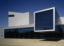 Jedna z najpiękniejszych sekwencji w 'Quantum of Solace' rozgrywa się w minimalistycznym budynku opery (Festspielhaus) w Bregencji w Austrii. Obiekt z lat 80. przebudowano w 2006 roku według projektu pracowni Dietrich Untertrifaller