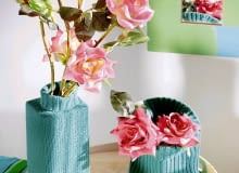 <B>Sposób na nieładną doniczkę lub wazon? Osłonka! Proponujemy zrobić ją samemu. I nie ma co wykręcać się brakiem pomysłów - o nie zatroszczyła się nasza stylistka.</B>Ze starego swetra odcinamy rękaw albo golf. Podkładamy brzeg dzianiny i całość naciągamy na wazon. Oczywiście takie osłonki można też zrobić samodzielnie na drutach lub na szydełku. <BR /> WNETRZA DEKORACJE OSLONKA NA WAZON ROSLINY STYLIZACJA KINGA KOLARY FOT. RADOSLAW WOJNAR PUBLIKACJA CZTERY KATY NR 3 (209) - 3 2009 SLOWA KLUCZOWE: WNETRZA NACZYNIA ROSLINY ZDJĘCIE DO WKŁADKI: PUBLIKACJA CZTERY KATY NR 3 (209) - CZASOPISMA