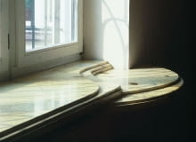 Dość nietypowy kształt parapetu marmurowego - poniżej płyty głównej wykonano zaokrągloną półkę Dość nietypowy kształt parapetu marmurowego - poniżej płyty głównej wykonano zaokrągloną półkę