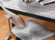 <B>Chcesz szybko, tanio i bez wysiłku odnowić zniszczone biurko i krzesło? Po prostu je oklej. Na przykład kserokopiami modnych opartowskich motywów.</B> <BR />Potrzebne materiały i narzędzia: czarno-białe kserokopie, klej Wikol, lakier akrylowy, papier ścierny oraz nożyczki, wałek malarski i pędzelek. 23.12.2003 WARSZAWA DLA MIESIECZNIKA "CZTERY KATY" ZDJECIA ILUSTRUJACE OKLEJANIE MEBLI PAPIEREM ZE WZOREM GRAFICZNYM GOTOWE OKLEJONE MEBLE FOT. LUKASZ ZANDECKI / AGENCJA GAZETA PUBLIKACJA CZTERY KATY NR 3 (149) - 3.2004 SLOWA KLUCZOWE: MEBLE ZDJĘCIE DO WKŁADKI: PUBLIKACJA CZTERY KATY NR 3 (149) - CZASOPISMA