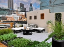 Znakiem firmowym tarasu jest umocowany do barierki ogromny ekran z laminatu (po lewej). Znakiem firmowym tarasu jest umocowany do barierki ogromny ekran z laminatu (po lewej).