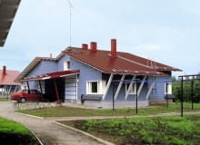 Odnowiony farbami dach pokryty blachą płaskią Odnowiony farbami dach pokryty blachą płaskią