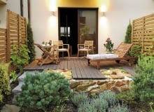 Projekty ogrodów. Mały ogród jak nastrojowy obraz. Jeśli ogród jest głównie miejscem wytchnienia po pracy, warto pomyśleć o odpowiednim oświetleniu, aby miło było tam posiedzieć także wieczorami