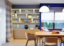 W części dziennej z błękitem zestawiono dąb bielony, który zastosowano na podłodze i zabudowach meblowych. Jego ciepłe, lekkie wybarwienie stanowi tonalne przejście do spokojniejszej kolorystycznie strefy wypoczynkowej. Jak echo morskich fal - Blue House w Gdyni