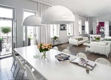 Sofa i fotele Prive (Cassina) zaprojektowane przez Philippe'a Starcka; stoliki kawowe Raymond (Minotti), lampa stojąca Arco (Flos) projektu braci Castiglioni. Pod oknem stolik Adjustable Table E1027 (ClassiCon) projektu Eileen Gray. Z prawej w głębi - kino domowe. Sofa i fotele Prive (Cassina) zaprojektowane przez Philippe'a Starcka; stoliki kawowe Raymond (Minotti), lampa stojąca Arco (Flos) projektu braci Castiglioni. Pod oknem stolik Adjustable Table E1027 (ClassiCon) projektu Eileen Gray. Z prawej w głębi - kino domowe.