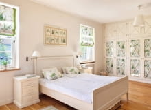 Przyznam, że odczuwam zazdrość, gdy patrzę na prezentowane sypialnie. Chodzi nie tylko o urodę tych wnętrz, ale także o odwagę, jaką wykazali się ich gospodarze. Nie oglądając się bowiem na trendy lansowane przez dekoratorów, pokusili się o zrealizowanie własnych wizji i marzeń.<br/> stylowe meble zrobiono na zamówienie według projektu pani domu. Nie trzymała się ona ściśle starych gustawiańskich wzorów, przywołała jedynie ich ducha, nadając sprzętom lekką formę i jasną barwę. Krawędzie szafek nocnych i łóżka zostały lekko przetarte, co dodało meblom patyny. Przyznam, że odczuwam zazdrość, gdy patrzę na prezentowane sypialnie. Chodzi nie tylko o urodę tych wnętrz, ale także o odwagę, jaką wykazali się ich gospodarze. Nie oglądając się bowiem na trendy lansowane przez dekoratorów, pokusili się o zrealizowanie własnych wizji i marzeń.<br/> stylowe meble zrobiono na zamówienie według projektu pani domu. Nie trzymała się ona ściśle starych gustawiańskich wzorów, przywołała jedynie ich ducha, nadając sprzętom lekką formę i jasną barwę. Krawędzie szafek nocnych i łóżka zostały lekko przetarte, co dodało meblom patyny.