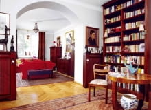 Z salonu do biblioteki prowadzi szerokie łukowate przejście. Na stoliku art déco - mosiężna tancerka z tego samego okresu. UWAGA PONOWNA PUBLIKACJA ZA ZGODA WLASCICIELI WNęTRZA MEBLE ARCHITEKTURA salon biblioteka aranżacja