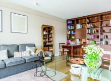 Bibliotekę z orzecha amerykańskiego zrobił na zamówienie stolarz. Żeby przełamać dość monotonny układ półek, w centralnej części umieścił zamykaną szafkę. Na dole znajdują się pojemne szuflady. BIBLIOTEKĘ z orzecha amerykańskiego zrobił - według szkiców projektantki - ten sam stolarz, który wykonał kuchenną zabudowę. Żeby przełamać dość monotonny układ półek, w centralnej części umieścił zamykaną szafkę. Na dole znajdują się pojemne szuflady.