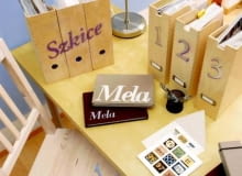 Materiały i narzędzia: podkładka do cięcia, tektura, nożyk introligatorski, farba akrylowa przeznaczona do określonego rodzaju materiału, (tutaj - do ceramiki), wałeczek gąbka do efektów, taśma malarska, klej w spreju (np. Velpon) Materiały i narzędzia: podkładka do cięcia, tektura, nożyk introligatorski, farba akrylowa przeznaczona do określonego rodzaju materiału, (tutaj - do ceramiki), wałeczek gąbka do efektów, taśma malarska, klej w spreju (np. Velpon)