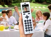 Domofony dostępne są jako urządzenia wymagające połączeń kablowych, lub - coraz częściej - bezprzewodowe. wideofon, domofon