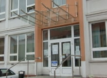 Makabryła: daszek nad wejściem do koszalińskiego ratusza